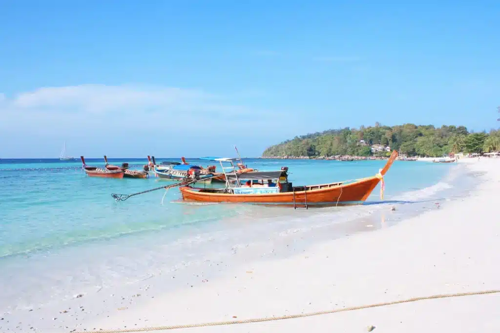10 ที่เที่ยวทะเลอันดามัน อันซีนไทยแลนด์ สัมผัสโลกใต้ทะเล 3 เกาะหลีเป๊ะ สตูล