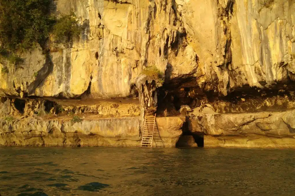 ชมวิวทะเลและพระอาทิตย์สุดลึกลับที่ "ผาค้อม" 2 การเดินทางไปที่ผาค้อม