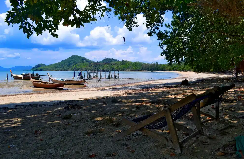 เกาะยาวน้อย เที่ยวเดือนไหนดีที่สุด อัปเดตปี 2566 3 หาดป่าทราย