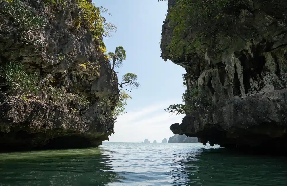 ชมธรรมชาติแห่งเกาะป่ากลางทะเลที่ อุทยานแห่งชาติอ่าวพังงา 6 5.ถ้ำลอด